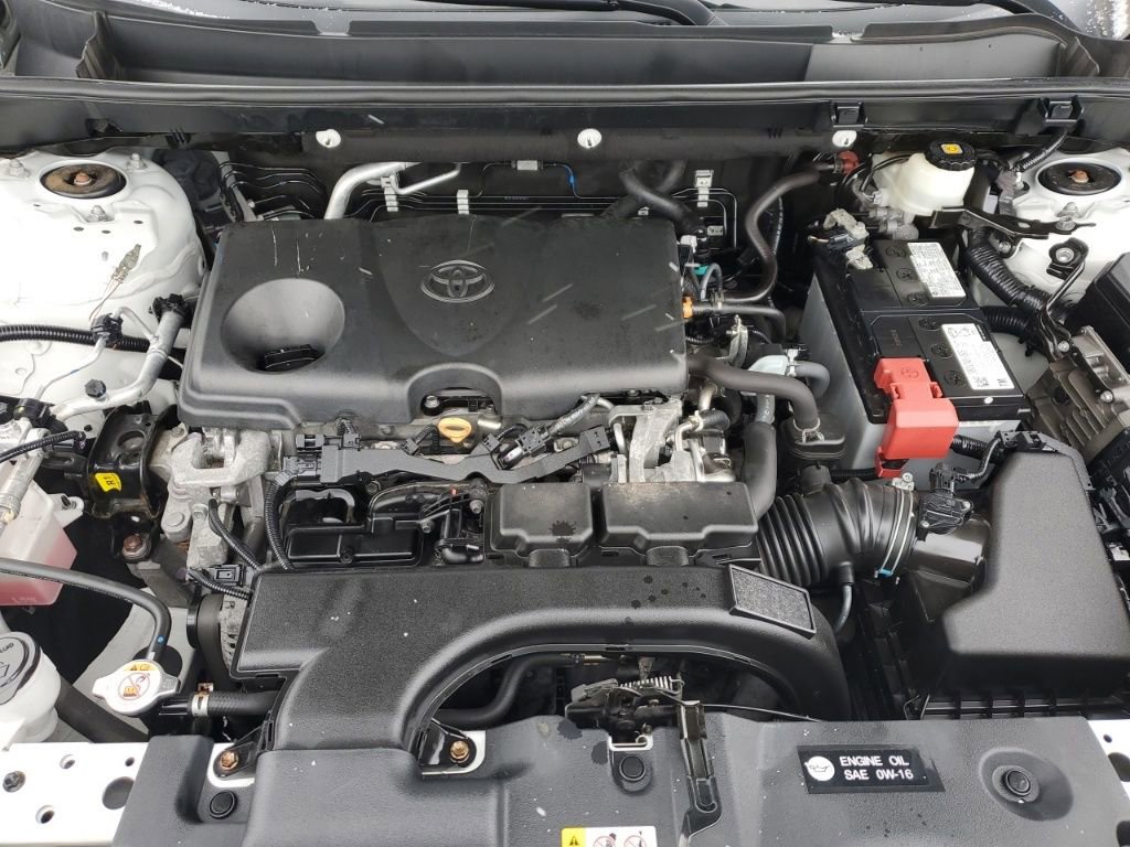 Used 2021 Toyota RAV4 LE image 10