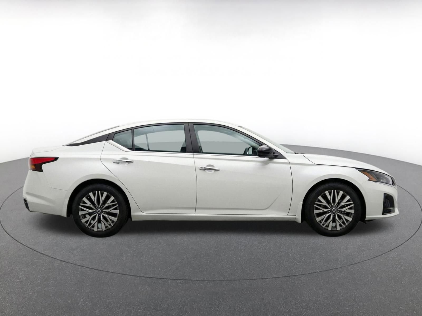 Used 2025 Nissan Altima 2.5 SV FWD image 10