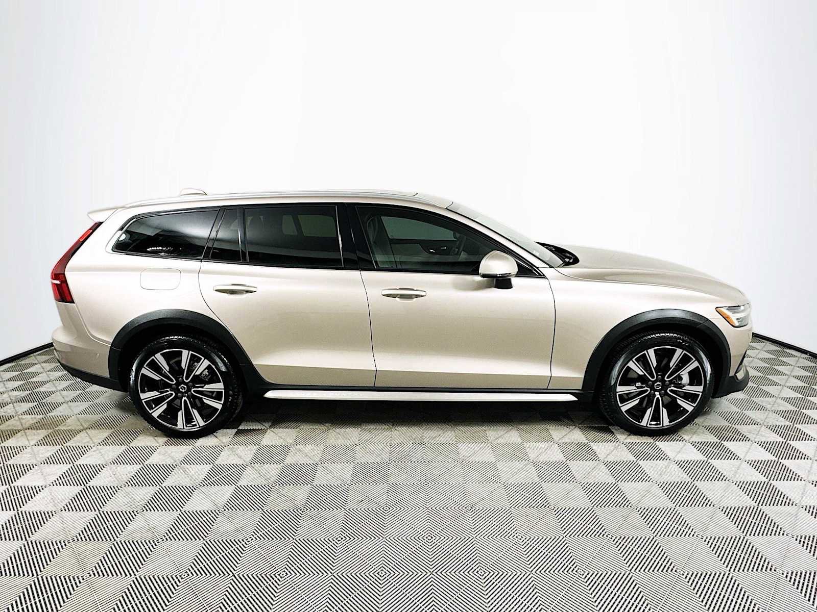 Used 2025 Volvo V60 B5 Cross Country Ultra w/ Protection Package Premier image 8