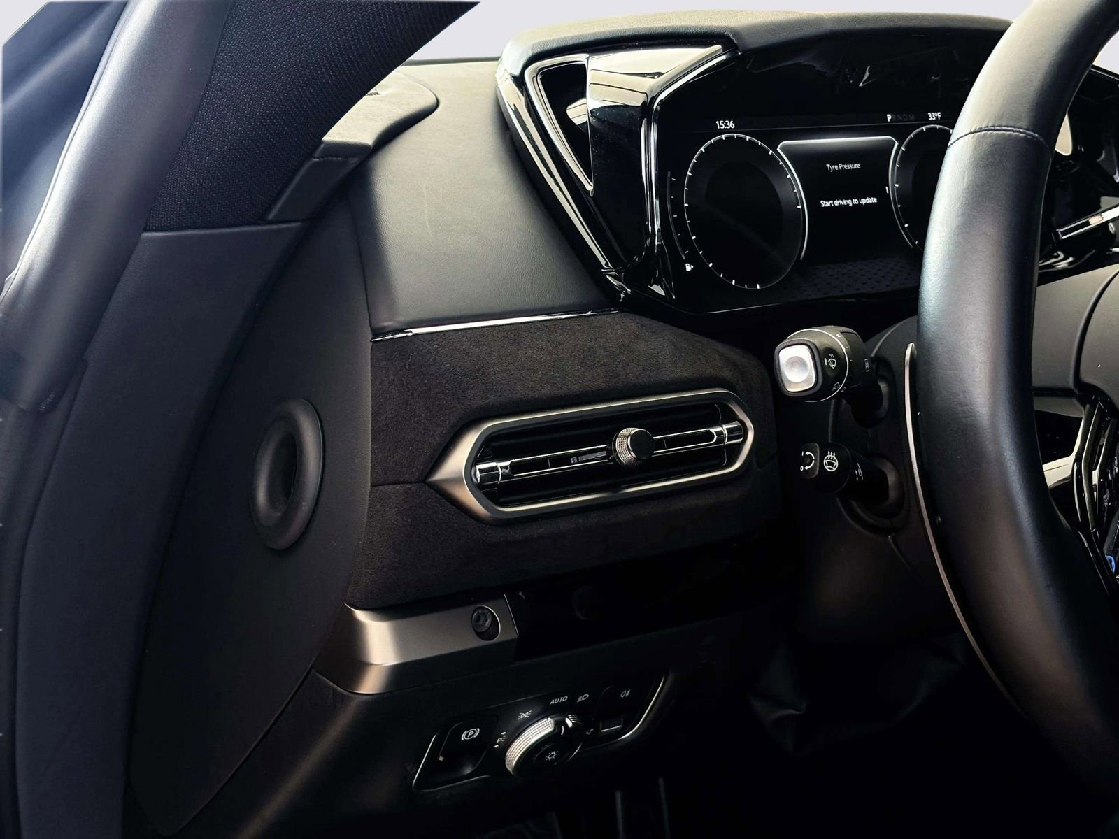 Used 2025 Aston Martin V8 Vantage Coupe image 18