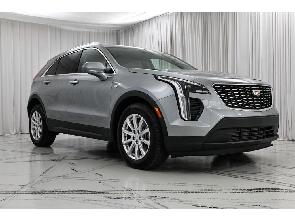 Used 2023 Cadillac XT4 Luxury w/ Cold Weather Package FWD image 2