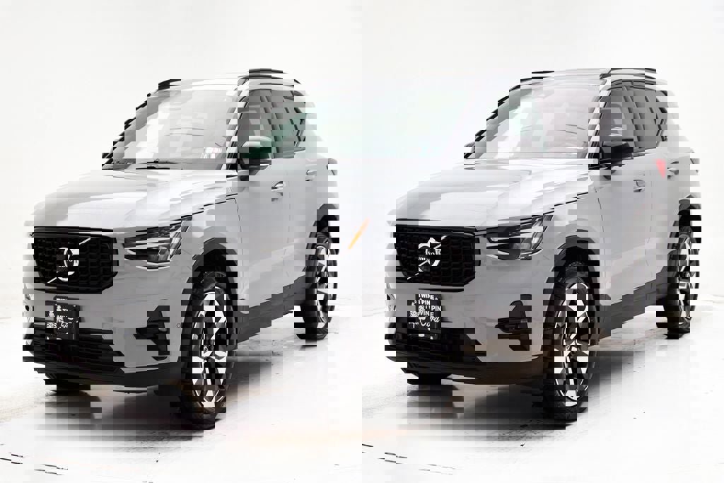 Used 2025 Volvo XC40 B5 Plus image 2
