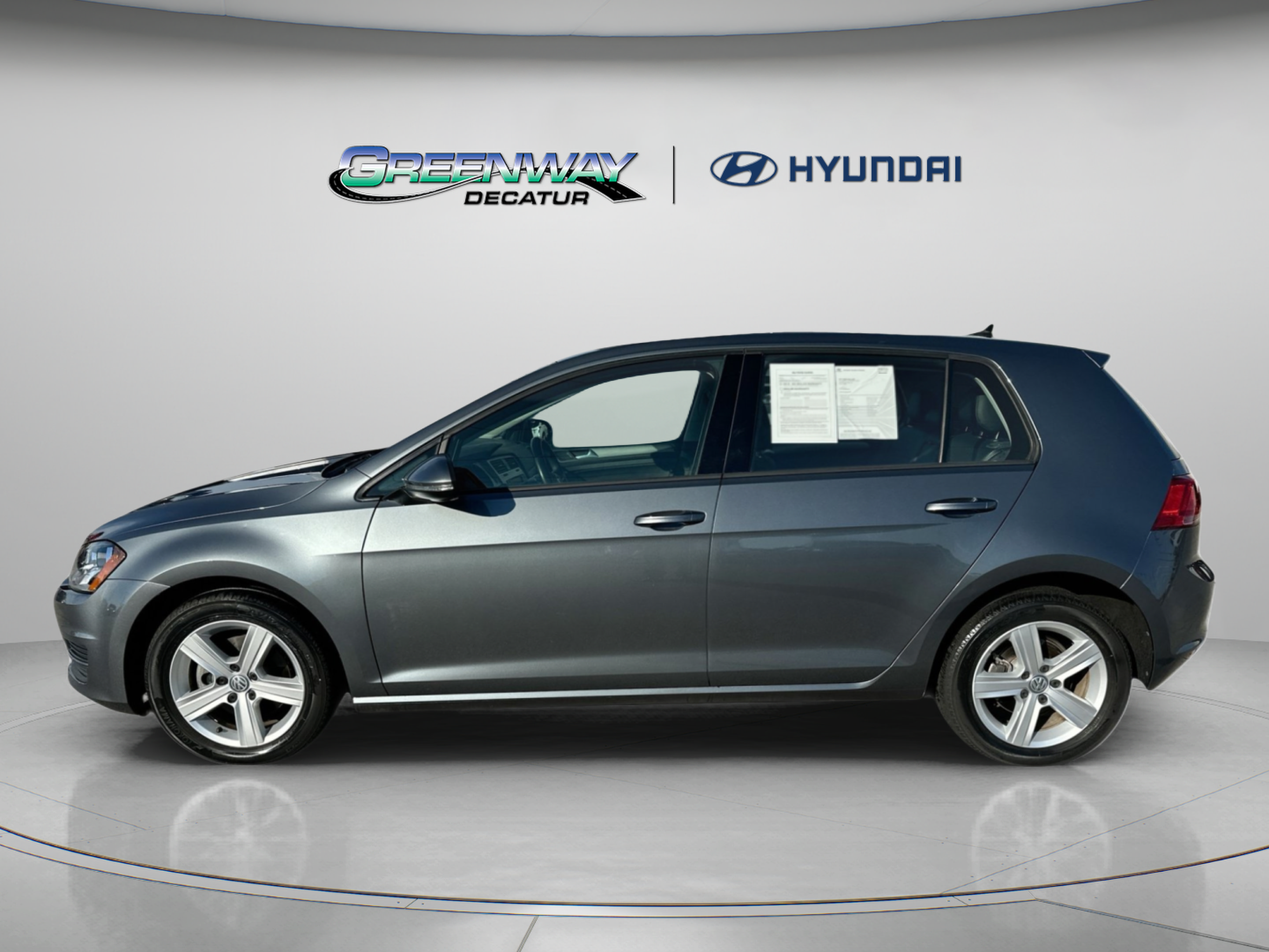 Used 2017 Volkswagen Golf 4-Door FWD image 5
