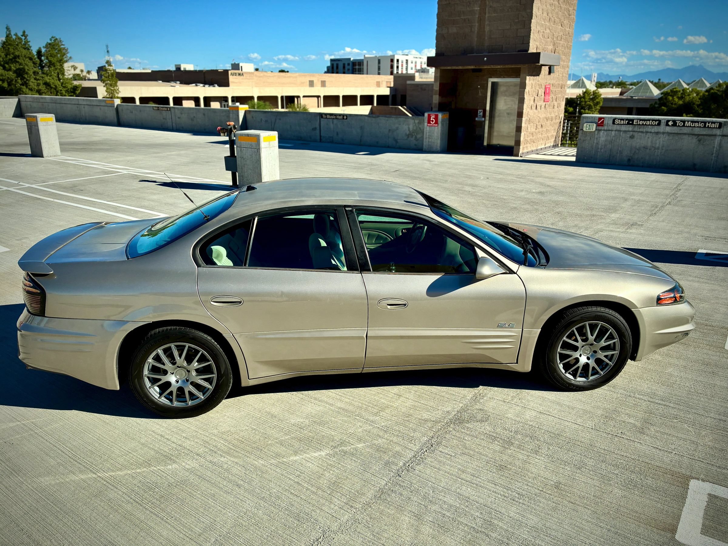 Used 2003 Pontiac Bonneville SLE FWD image 14