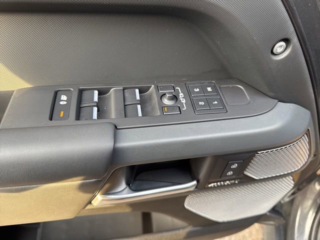 Used 2023 Land Rover Defender 130 X-Dynamic SE image 9