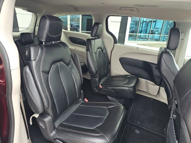Used 2023 Chrysler Pacifica Touring-L image 30