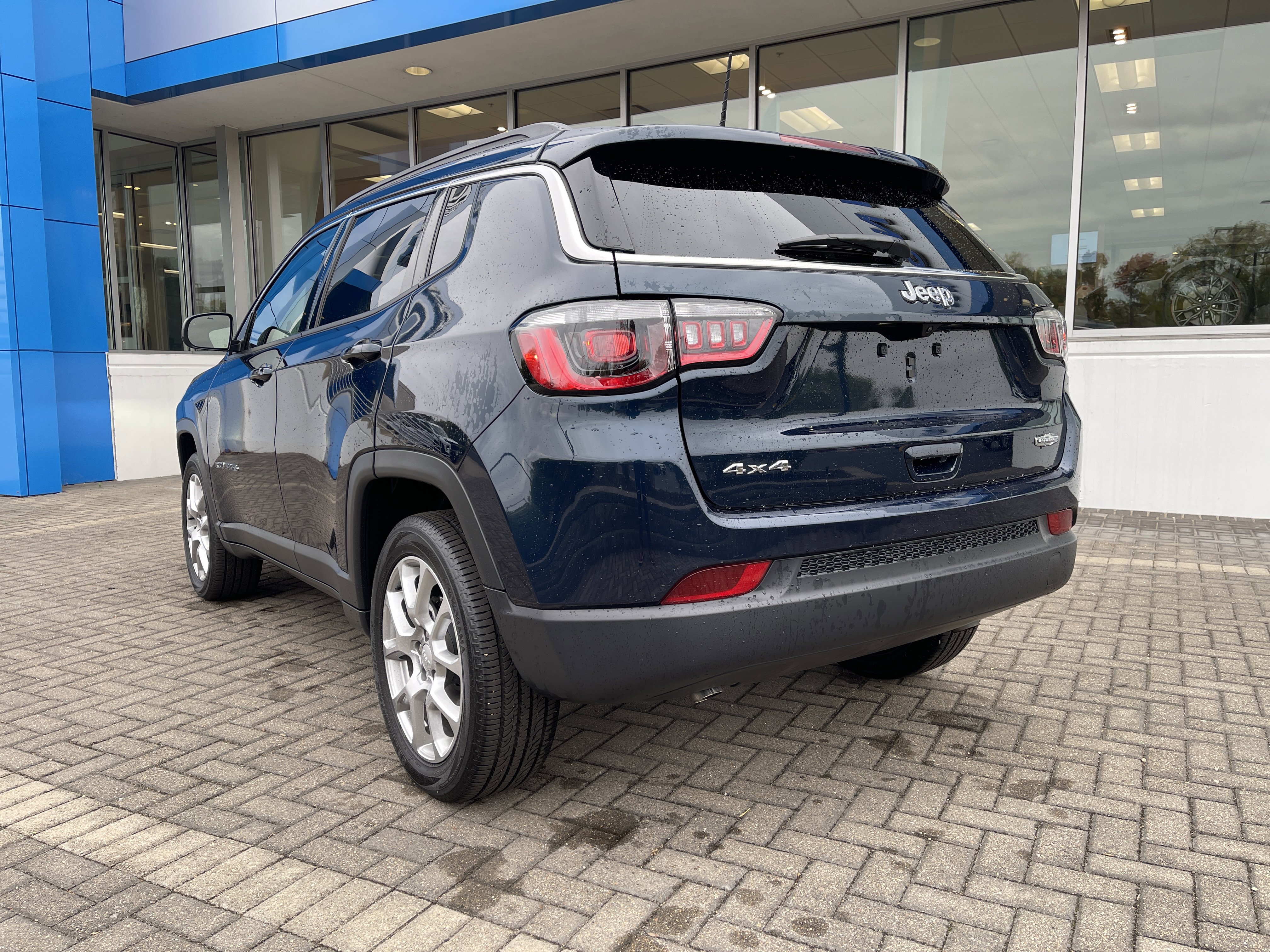 Used 2024 Jeep Compass Latitude image 3