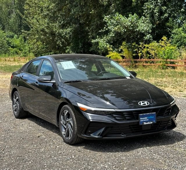 Certified 2025 Hyundai Elantra Limited FWD image 2