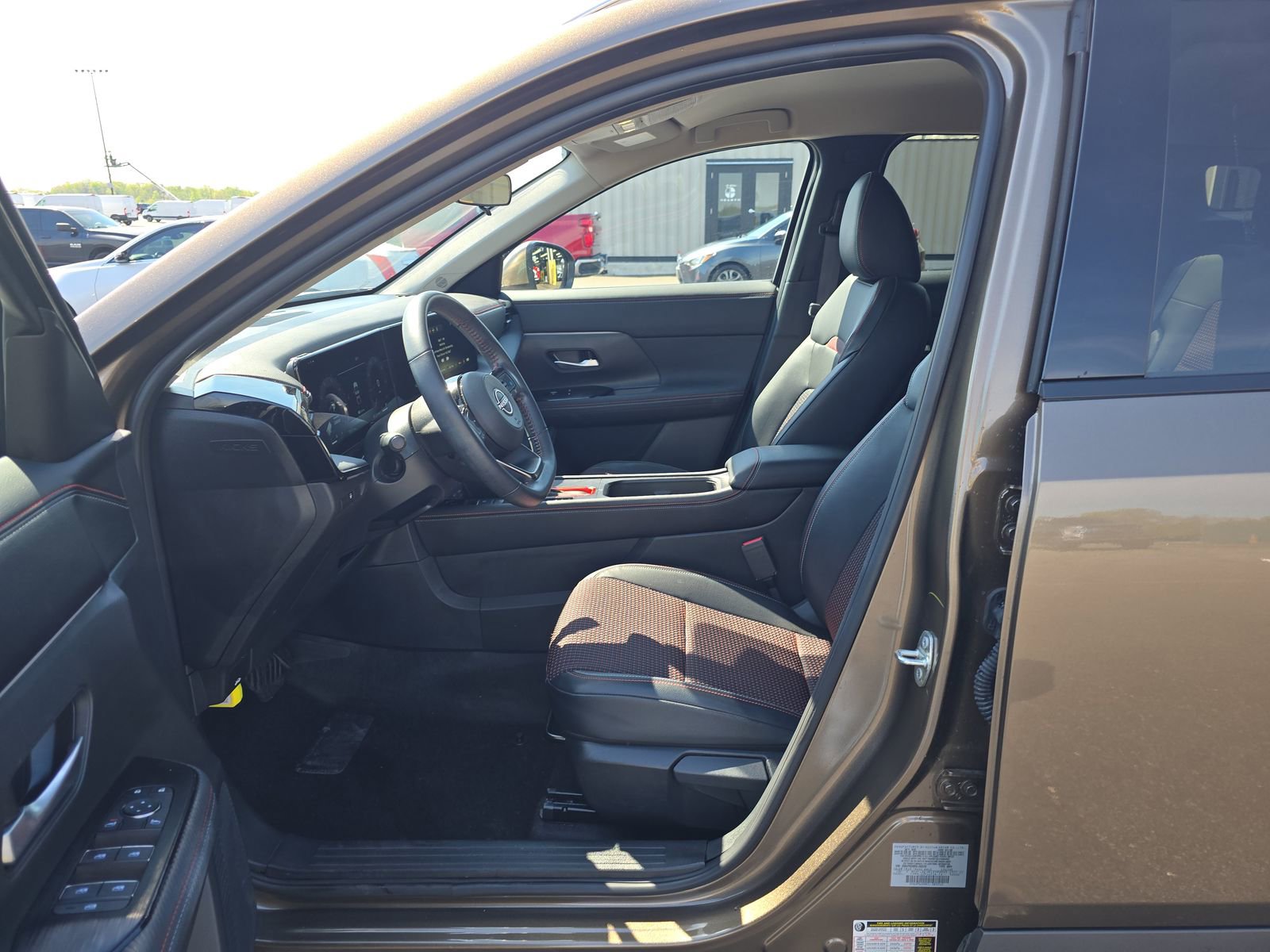 Used 2025 Nissan Kicks SR AWD/4WD image 8