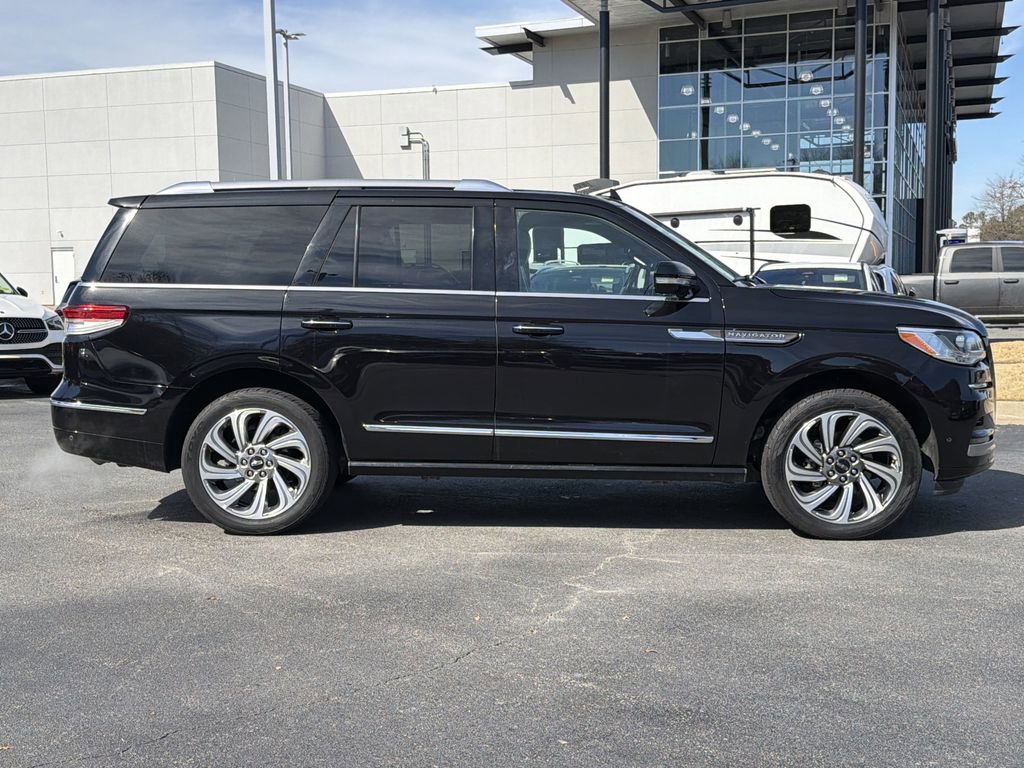 Used 2024 Lincoln Navigator Reserve image 3