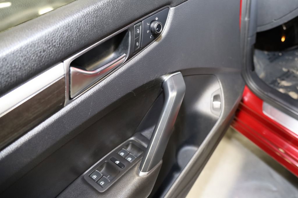 Used 2017 Volkswagen Passat 1.8T SEL Premium image 11