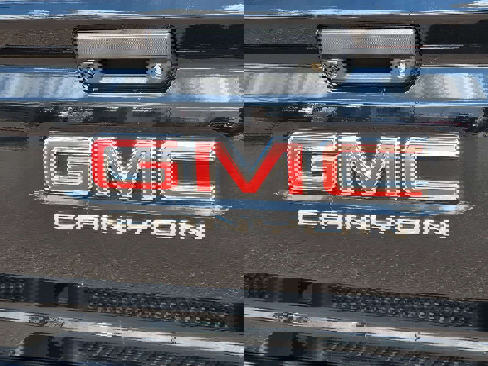 Used 2025 GMC Canyon AT4 w/ AT4X Package image 8