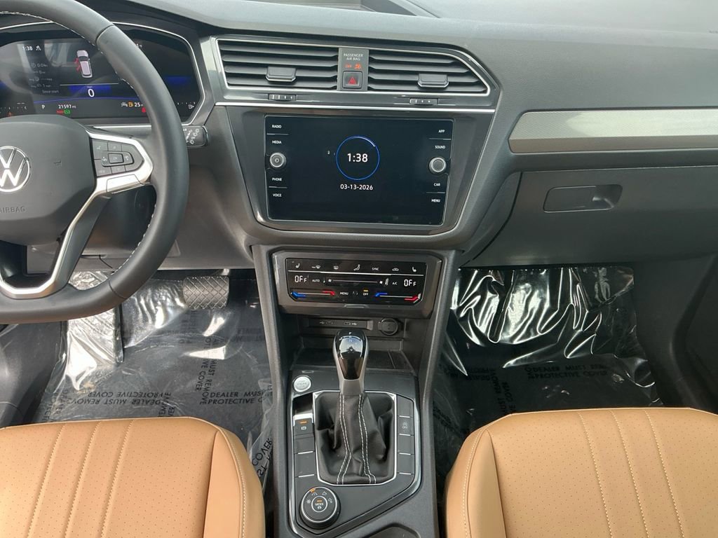 Used 2023 Volkswagen Tiguan SE w/ Panoramic Sunroof Package image 11
