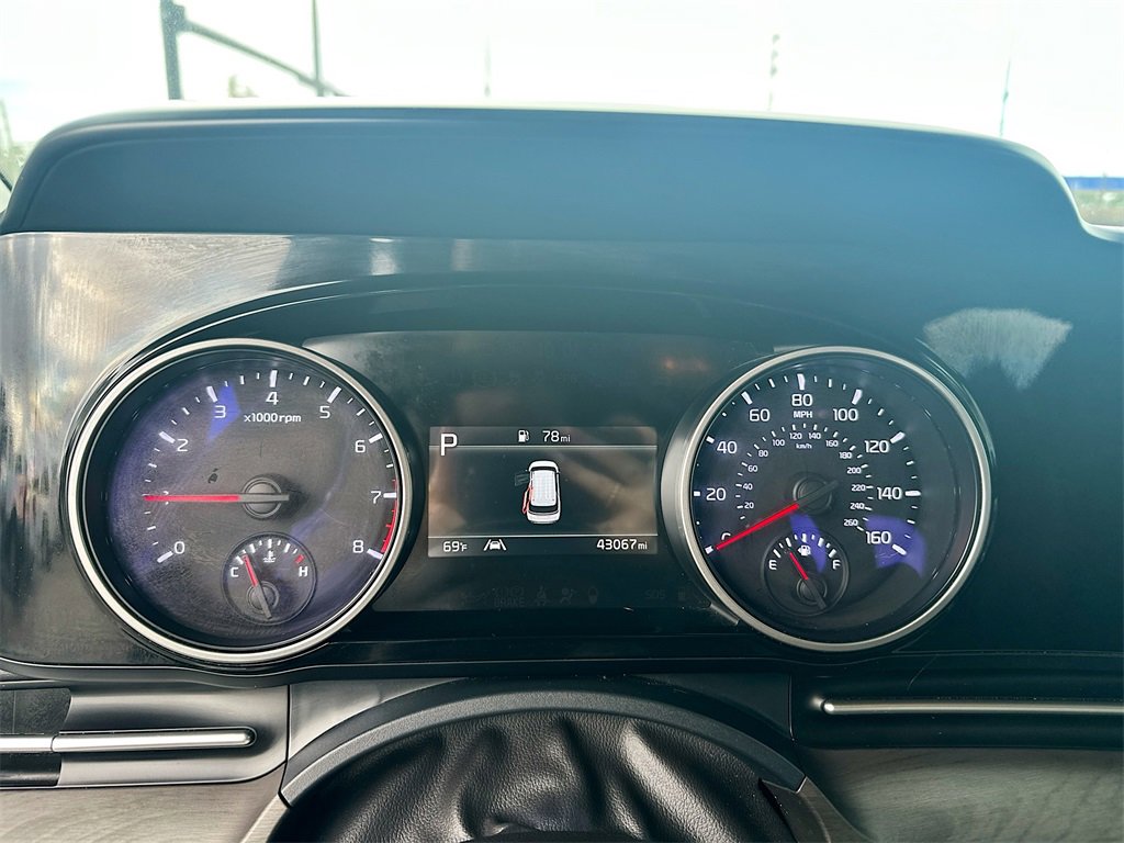 Used 2024 Kia Carnival EX image 12