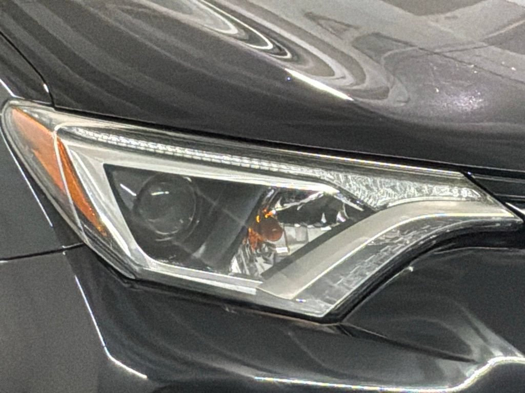 Used 2016 Toyota RAV4 XLE AWD/4WD image 31