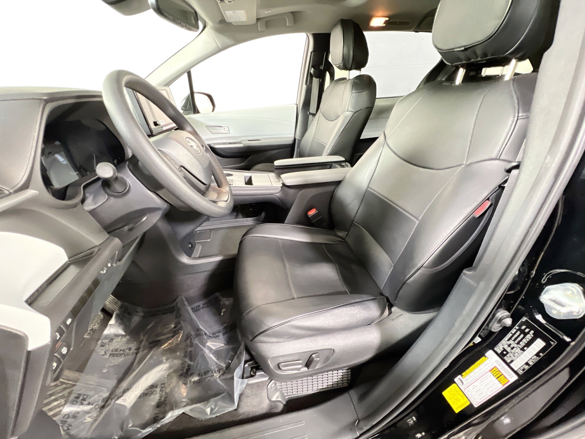 Used 2025 Toyota Sienna LE w/ LE Plus Package image 19