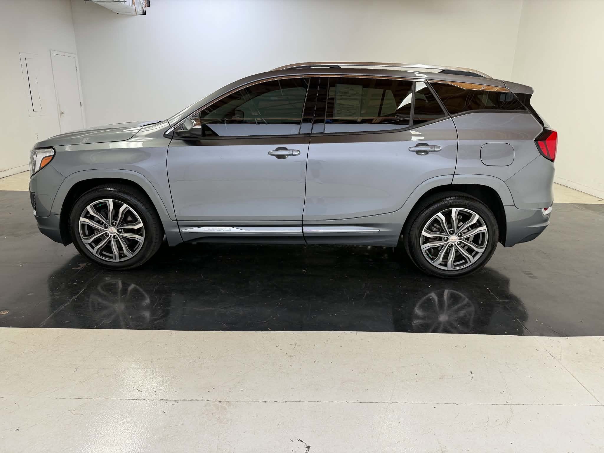 Used 2020 GMC Terrain Denali w/ Denali Premium Package FWD image 13