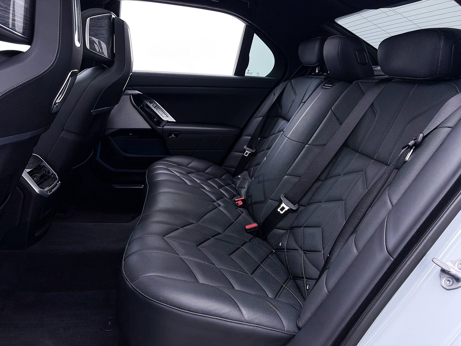 Used 2023 BMW 740i w/ Executive Package image 56