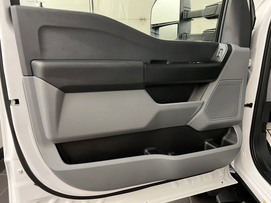 New 2025 Ford F550 4x4 Regular Cab Super Duty image 26