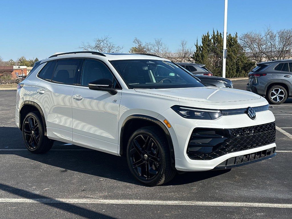 Used 2025 Volkswagen Tiguan SE R-Line image 3