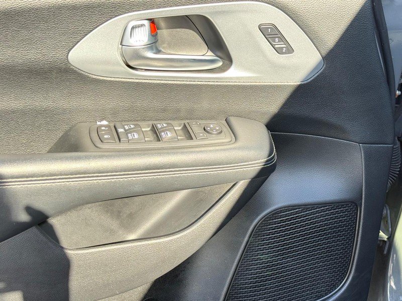 Used 2020 Chrysler Pacifica Touring-L Plus w/ Advanced Safetytec Group FWD image 30