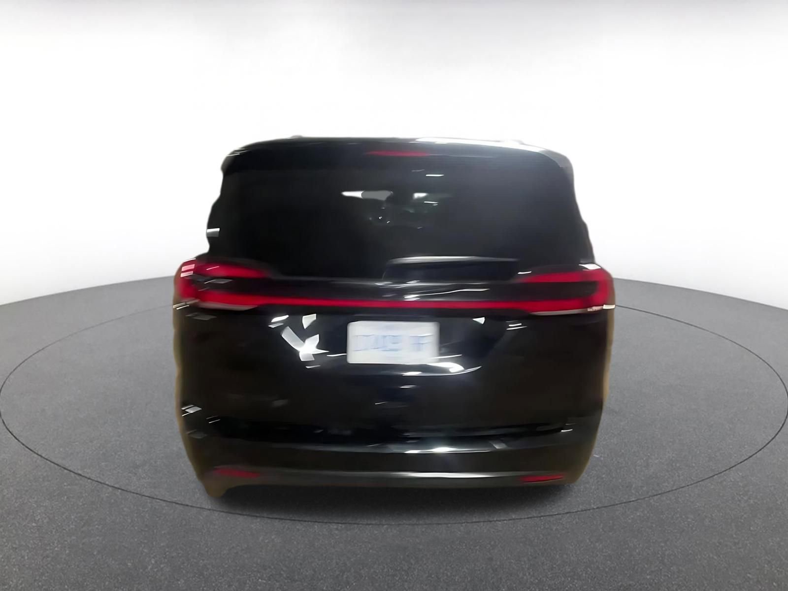 Used 2025 Chrysler Pacifica Limited image 12