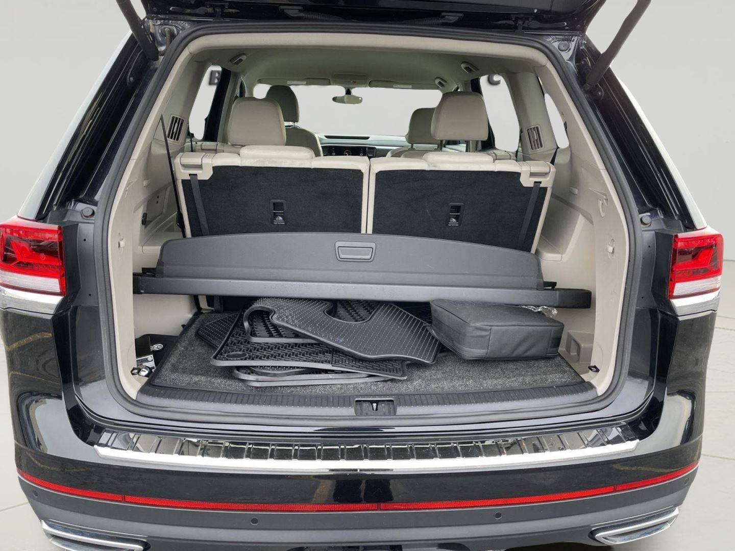 Used 2023 Volkswagen Atlas SE w/ Black Wheel Package image 9