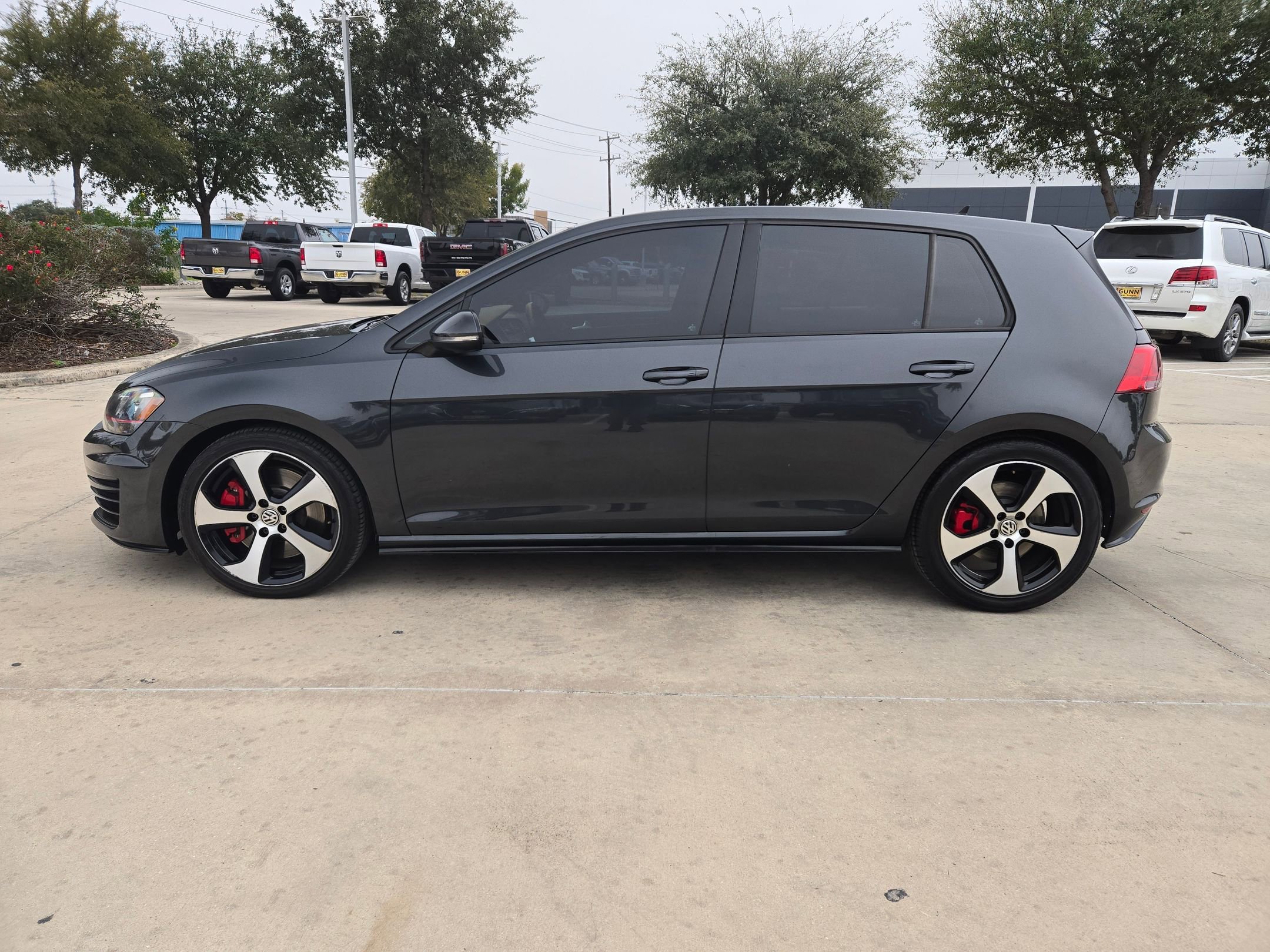 Used 2017 Volkswagen GTI SE image 4