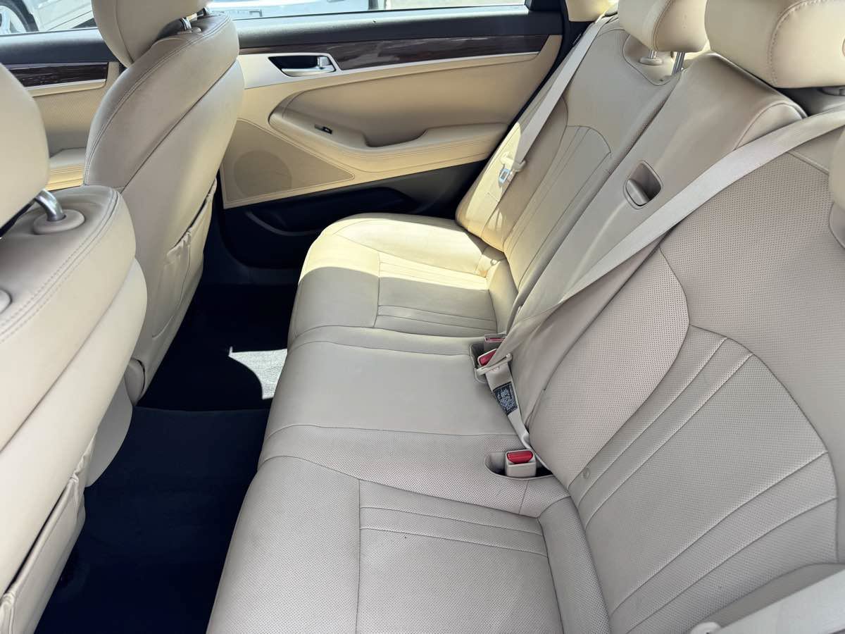 Used 2015 Hyundai Genesis 3.8 RWD image 28
