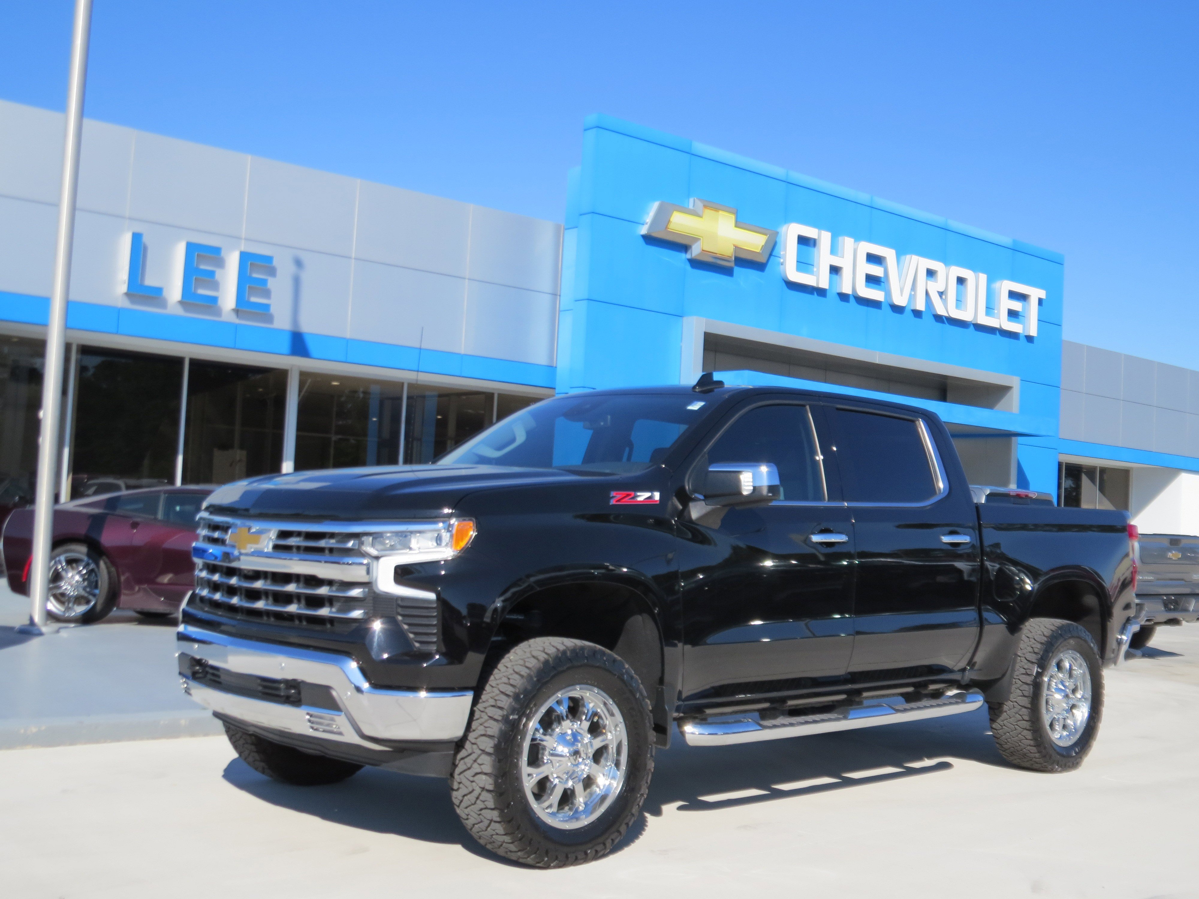 Used 2023 Chevrolet Silverado 1500 LTZ AWD/4WD image 2