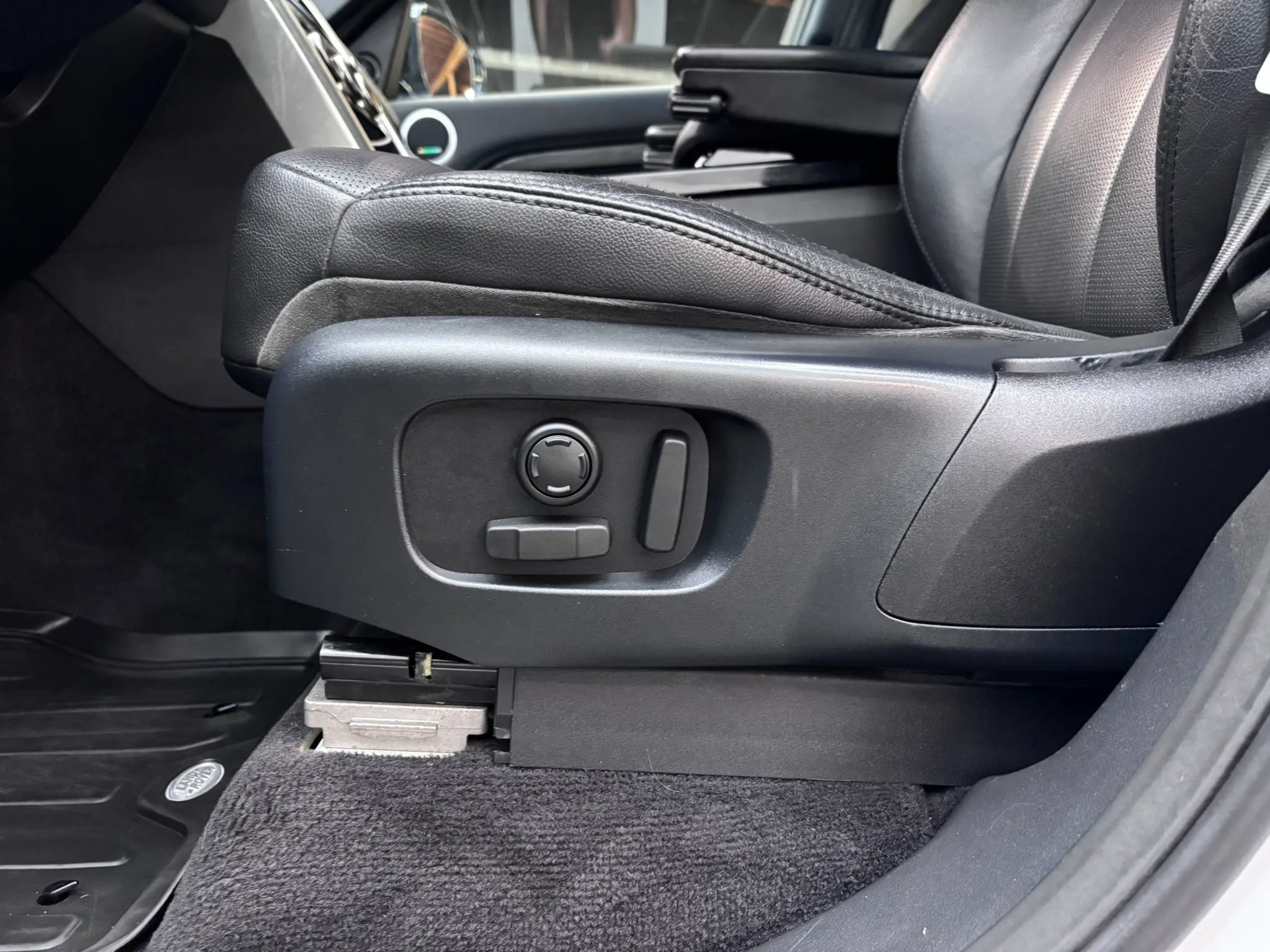 Used 2018 Land Rover Discovery HSE AWD/4WD image 10