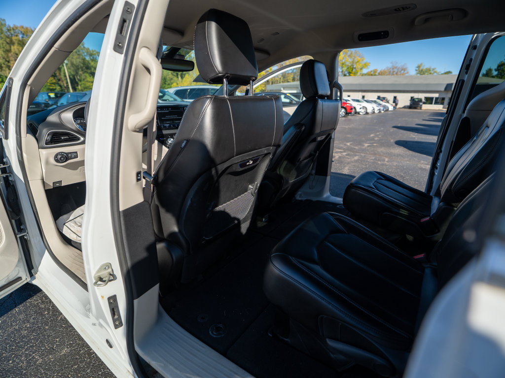 Used 2023 Chrysler Pacifica Touring-L FWD image 17
