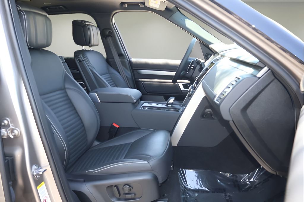 Used 2025 Land Rover Discovery Dynamic SE AWD/4WD image 17