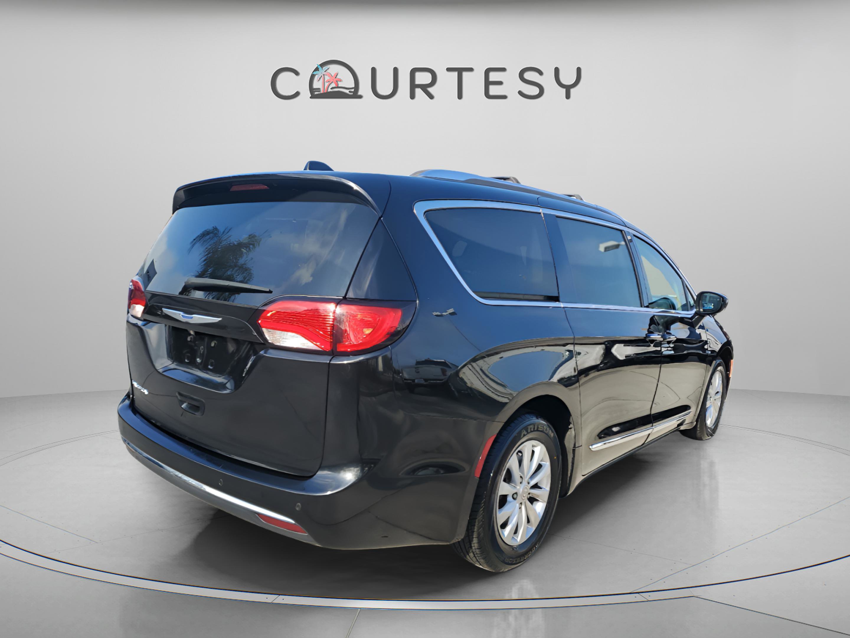 Used 2019 Chrysler Pacifica Touring-L image 4