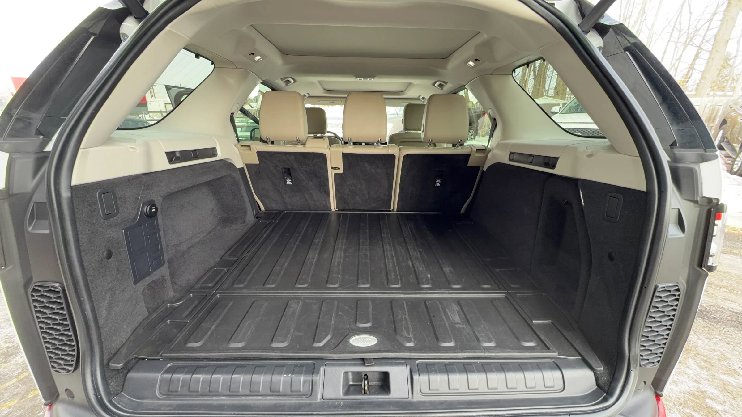 Used 2017 Land Rover Discovery SE image 30