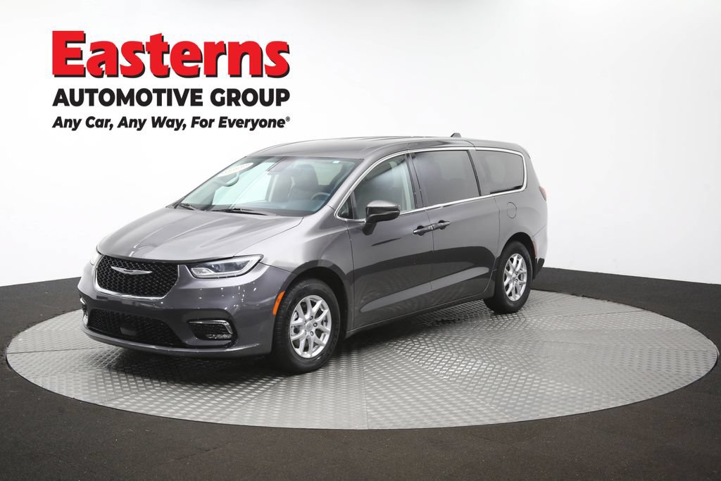 Used 2023 Chrysler Pacifica Touring-L FWD image 58
