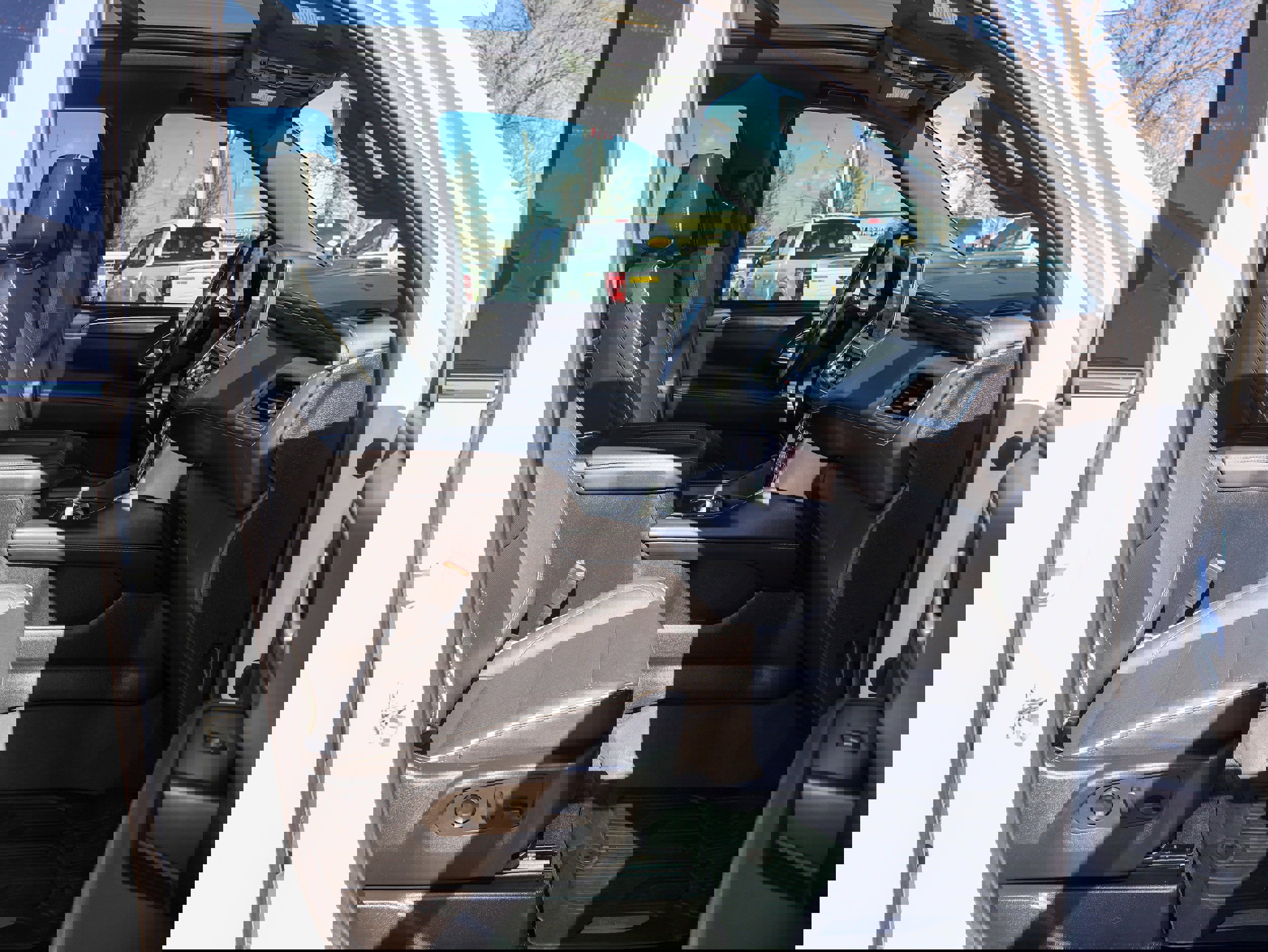 Used 2022 GMC Yukon XL SLT w/ SLT Premium Package image 37