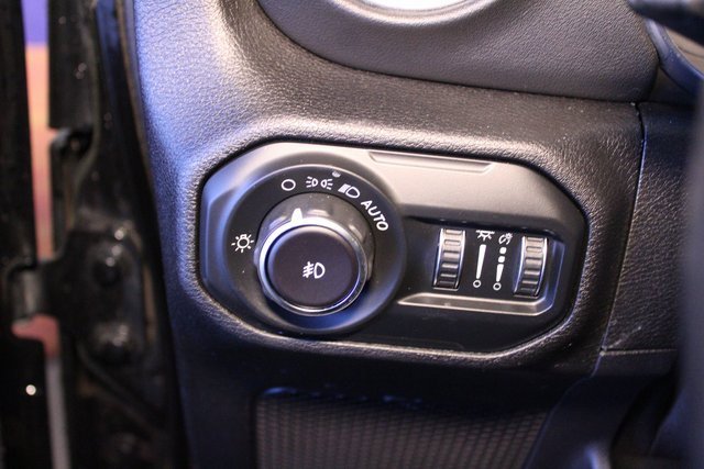 Used 2018 Jeep Wrangler Unlimited Sahara w/ Uconnect 4C Nav & Sound Group image 13