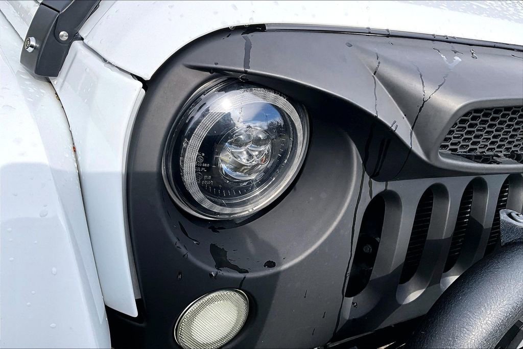 Used 2015 Jeep Wrangler Unlimited Sahara w/ Connectivity Group image 27