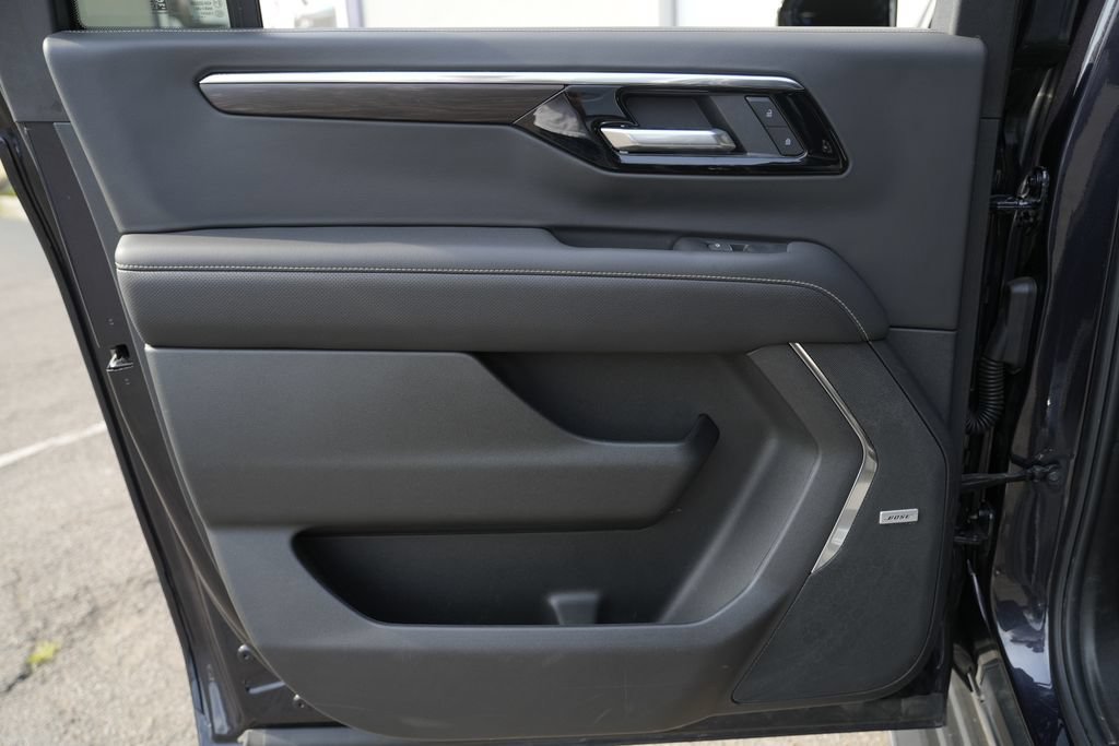 Used 2025 Chevrolet Suburban Premier AWD/4WD image 27