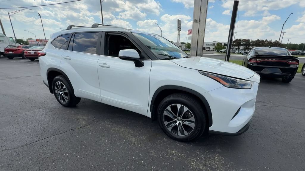 Used 2023 Toyota Highlander XLE AWD/4WD image 2