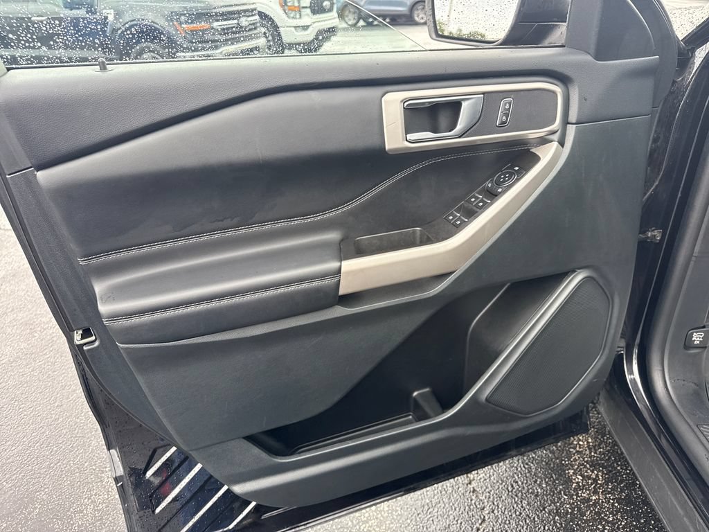 Used 2024 Ford Explorer XLT w/ Equipment Group 202A AWD/4WD image 32