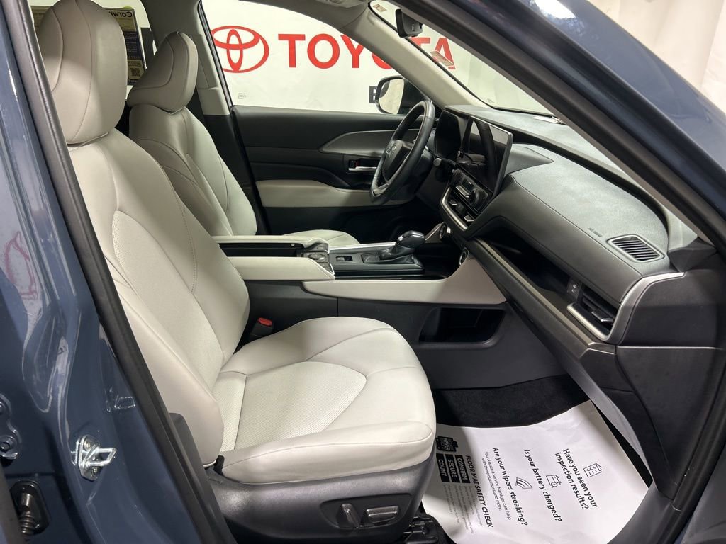 Used 2025 Toyota Grand Highlander AWD image 13
