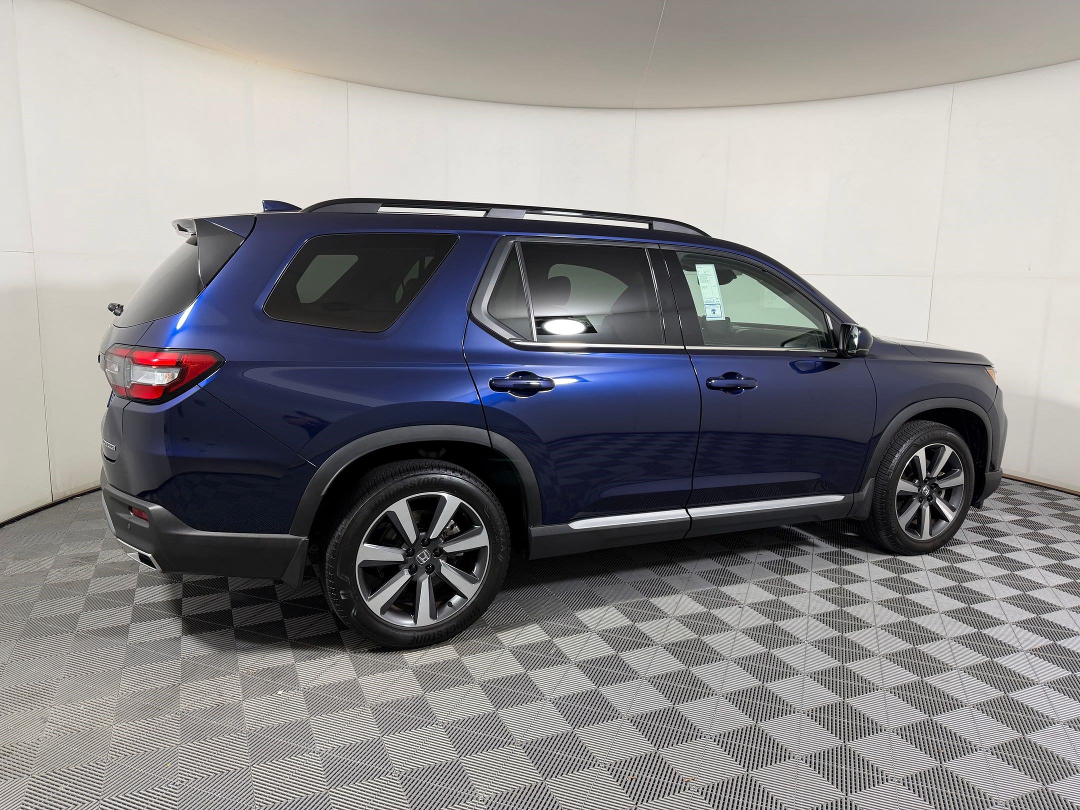 Used 2024 Honda Pilot Touring image 7