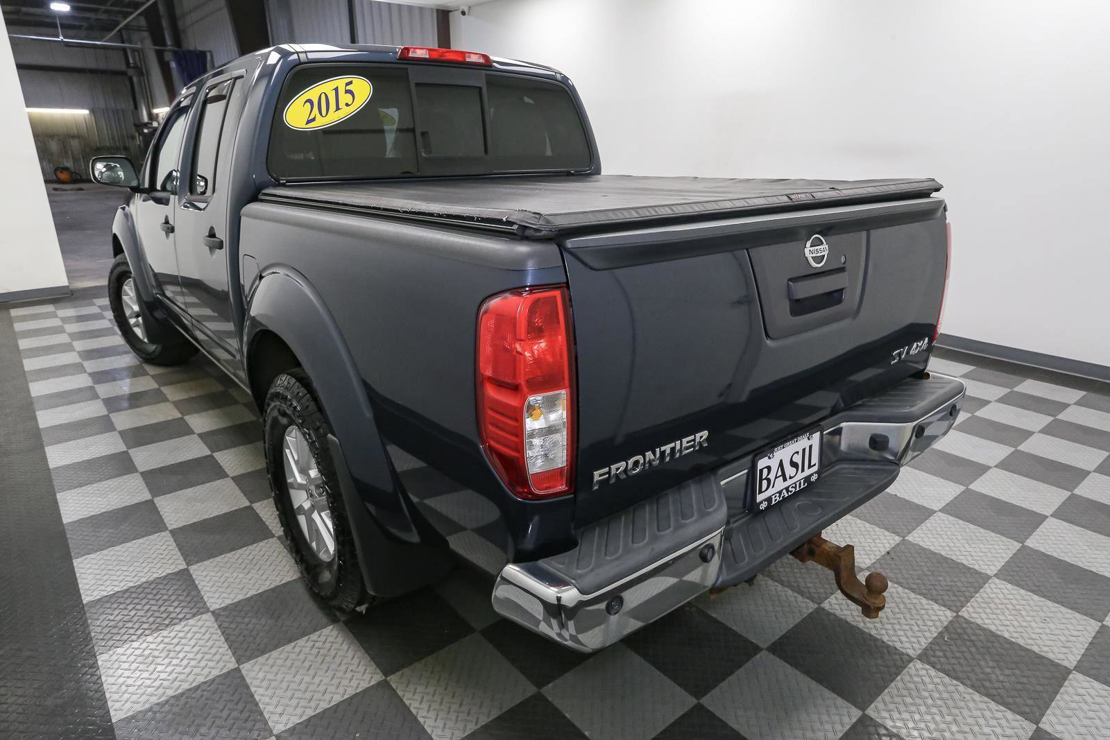 Used 2015 Nissan Frontier SV w/ SV Value Truck Package AWD/4WD image 9