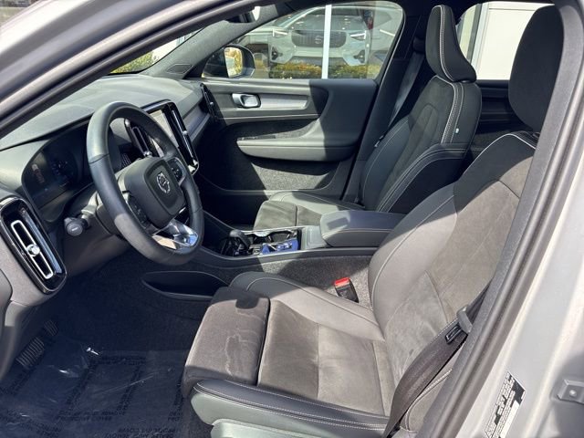 Used 2025 Volvo XC40 B5 Plus AWD/4WD image 18