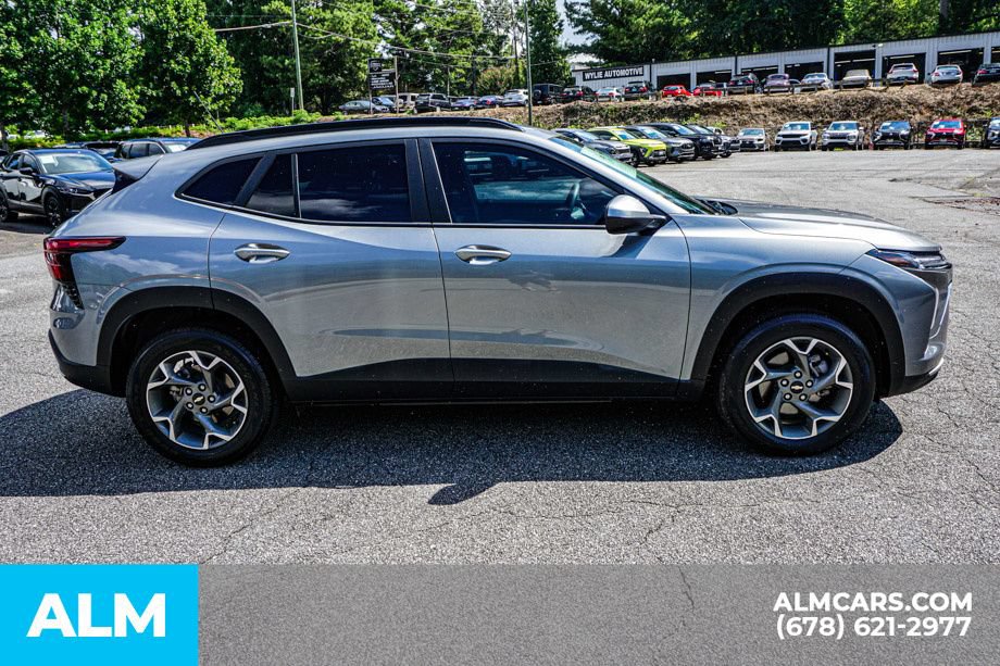 Used 2025 Chevrolet Trax LT FWD image 8