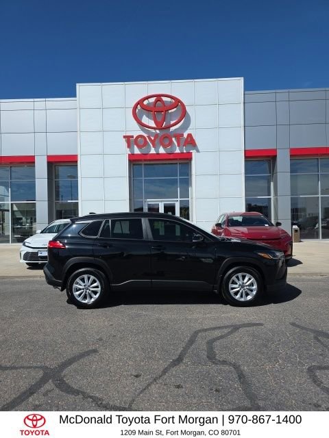 Used 2025 Toyota Corolla Cross LE w/ Moonroof Package image 6