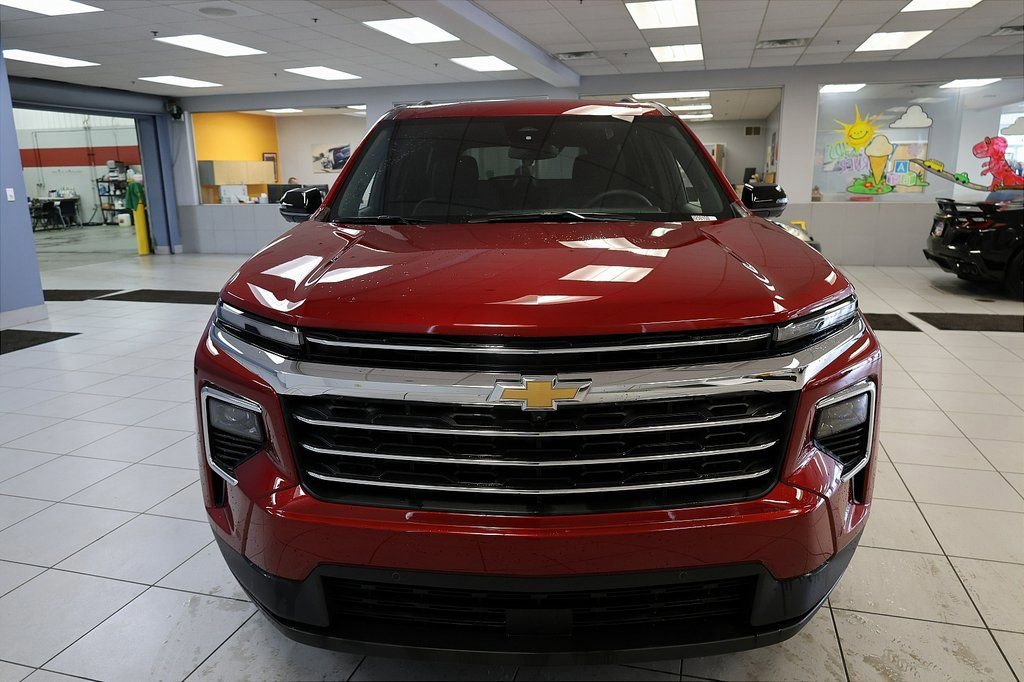 New 2025 Chevrolet Traverse LT w/ Enhanced Driving Package FWD image 8