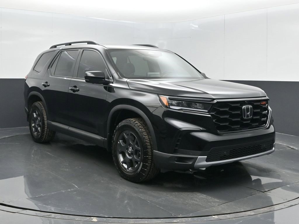 Used 2025 Honda Pilot TrailSport image 2